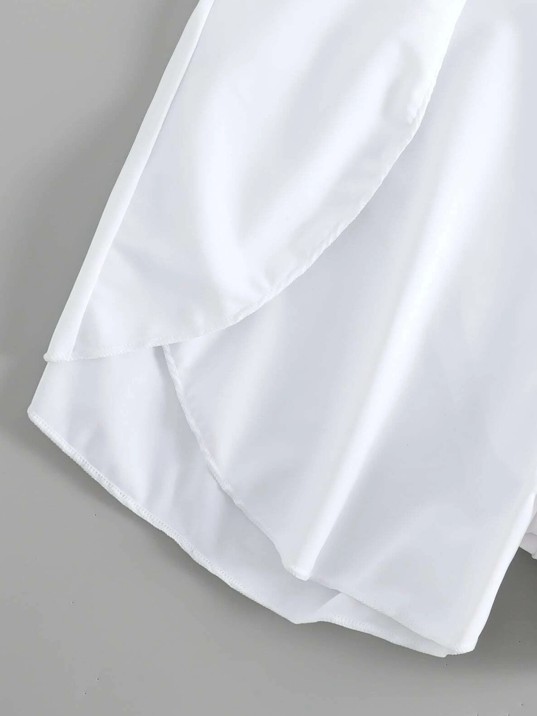 Kadın Beyaz Yırtmaçlı Etek Görünümlü Şık Deniz Şortu – Modern ve Şık Tasarım