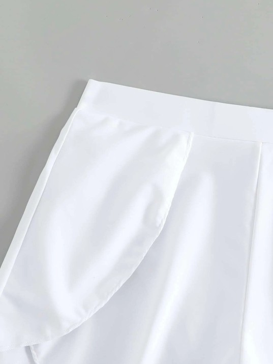 Kadın Beyaz Yırtmaçlı Etek Görünümlü Şık Deniz Şortu – Modern ve Şık Tasarım