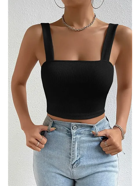 Kadın Siyah Kare Yaka Kalın Askılı Dekolteli Crop Top Bluz – Şık, Rahat Ve Kolay Kombinlenebilir