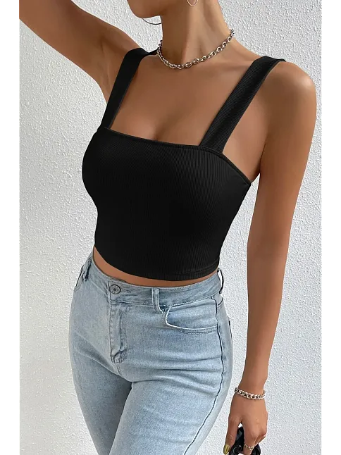 Kadın Siyah Kare Yaka Kalın Askılı Dekolteli Crop Top Bluz – Şık, Rahat Ve Kolay Kombinlenebilir