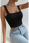 Kadın Siyah Kare Yaka Kalın Askılı Dekolteli Crop Top Bluz – Şık, Rahat Ve Kolay Kombinlenebilir