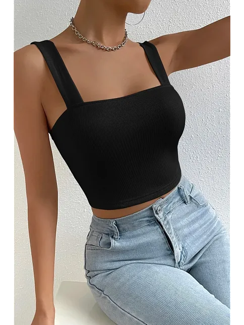 Kadın Siyah Kare Yaka Kalın Askılı Dekolteli Crop Top Bluz – Şık, Rahat Ve Kolay Kombinlenebilir