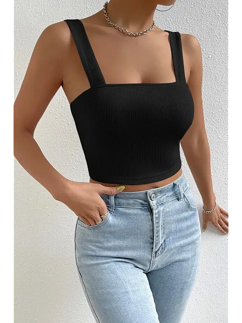 Kadın Siyah Kare Yaka Kalın Askılı Dekolteli Crop Top Bluz – Şık, Rahat Ve Kolay Kombinlenebilir
