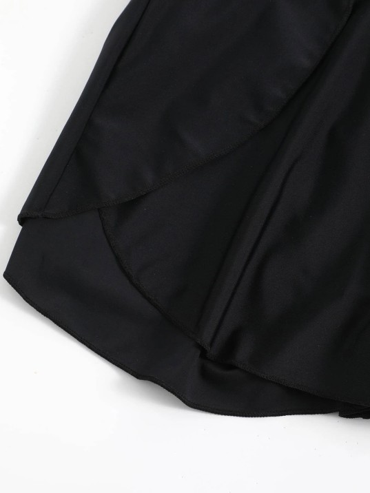 Kadın Siyah Yırtmaçlı Etek Görünümlü Şık Deniz Şortu – Modern Ve Şık Tasarım Kadın Siyah Yırtmaçlı Etek Görünümlü Şık Deniz Şortu – Modern Ve Şık Tasarım