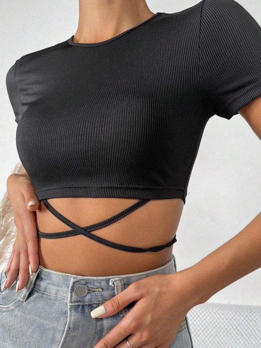 Kadın Siyah Yarım Kol Çapraz Bağlamalı Crop Top Bluz – Şık, Rahat ve Kolay Kombinlenebilir