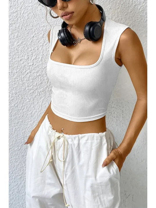 Kadın Beyaz Kare Yaka Kalınlaşan Omuz Detaylı Crop Top Bluz – Şık, Rahat Ve Kolay Kombinlenebilir