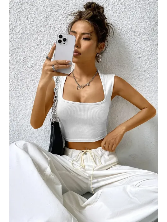 Kadın Beyaz Kare Yaka Kalınlaşan Omuz Detaylı Crop Top Bluz – Şık, Rahat Ve Kolay Kombinlenebilir