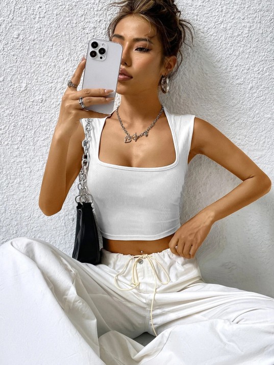 Kadın Beyaz Kare Yaka Kalınlaşan Omuz Detaylı Crop Top Bluz – Şık, Rahat ve Kolay Kombinlenebilir