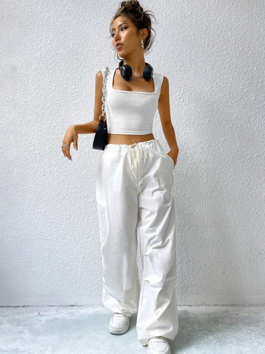 Kadın Beyaz Kare Yaka Kalınlaşan Omuz Detaylı Crop Top Bluz – Şık, Rahat ve Kolay Kombinlenebilir