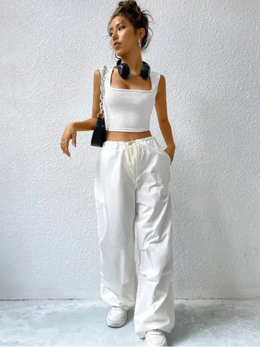 Kadın Beyaz Kare Yaka Kalınlaşan Omuz Detaylı Crop Top Bluz – Şık, Rahat Ve Kolay Kombinlenebilir