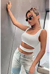 Kadın Beyaz Göbek Dekolteli Crop Top Bluz – Şık, Rahat Ve Kolay Kombinlenebilir