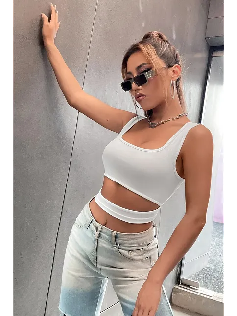 Kadın Beyaz Göbek Dekolteli Crop Top Bluz – Şık, Rahat Ve Kolay Kombinlenebilir