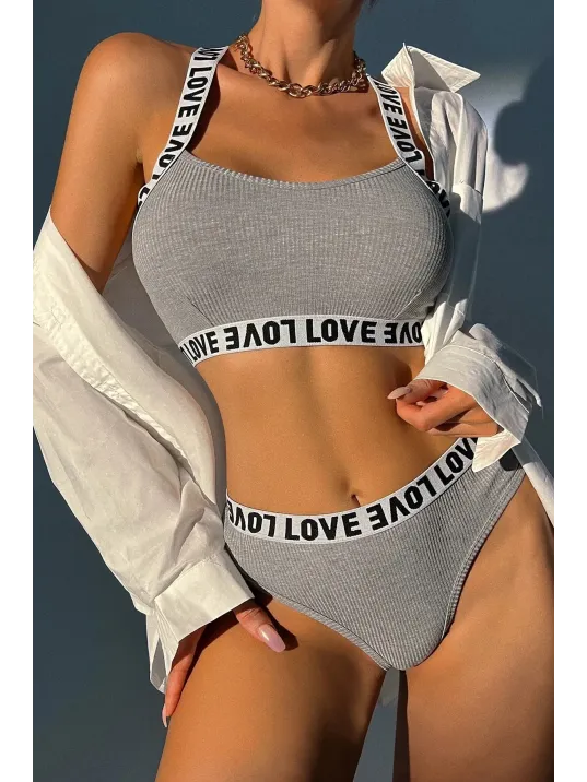 Kadın Gri Çapraz Sırt Ve Love Yazı Detaylı Iç Çamaşır Takımı – Modern, Konforlu Ve Günlük Kombinlere Uygun Kadın Gri Çapraz Sırt Ve Love Yazı Detaylı Iç Çamaşır Takımı – Modern, Konforlu Ve Günlük Kombinlere Uygun