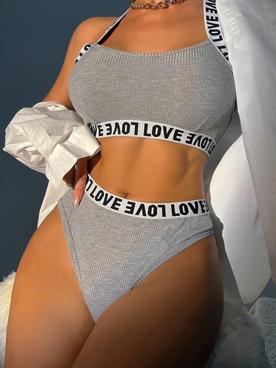 Kadın Gri Çapraz Sırt Ve Love Yazı Detaylı Iç Çamaşır Takımı – Modern, Konforlu Ve Günlük Kombinlere Uygun Kadın Gri Çapraz Sırt Ve Love Yazı Detaylı Iç Çamaşır Takımı – Modern, Konforlu Ve Günlük Kombinlere Uygun