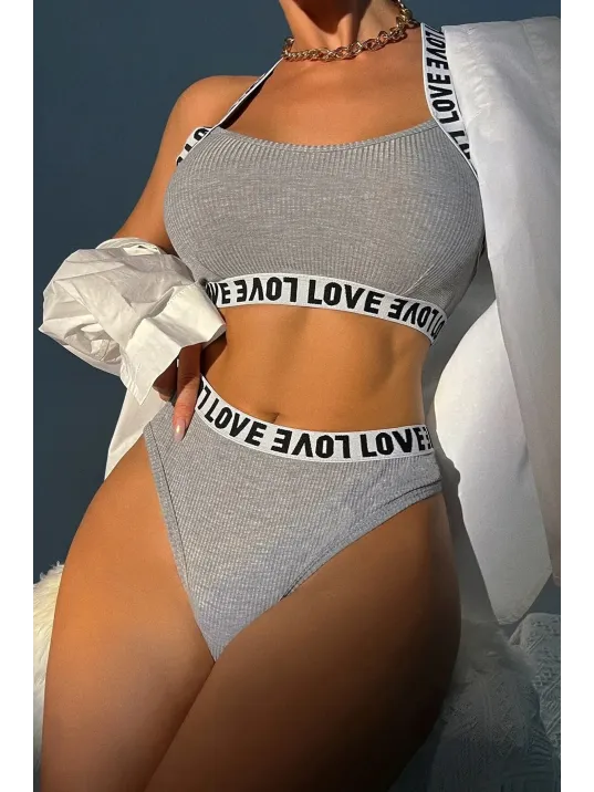 Kadın Gri Çapraz Sırt Ve Love Yazı Detaylı Iç Çamaşır Takımı – Modern, Konforlu Ve Günlük Kombinlere Uygun