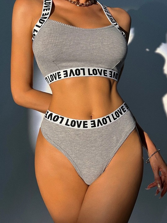 Kadın Gri Çapraz Sırt Ve Love Yazı Detaylı Iç Çamaşır Takımı – Modern, Konforlu Ve Günlük Kombinlere Uygun Kadın Gri Çapraz Sırt Ve Love Yazı Detaylı Iç Çamaşır Takımı – Modern, Konforlu Ve Günlük Kombinlere Uygun