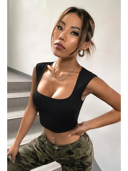 Kadın Siyah Kare Yaka Kalınlaşan Omuz Detaylı Crop Top Bluz