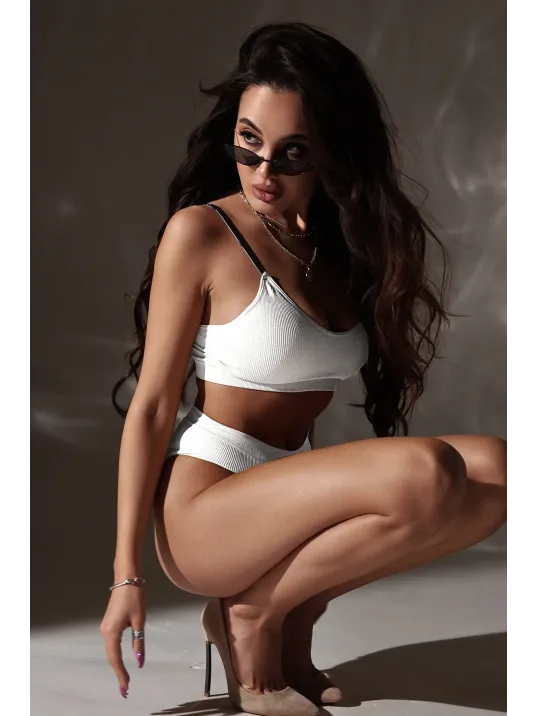 Kadın Beyaz Yüksek Bel Dolgusuz Sütyen Takımı – Modern, Konforlu Ve Günlük Kombinlere Uygun