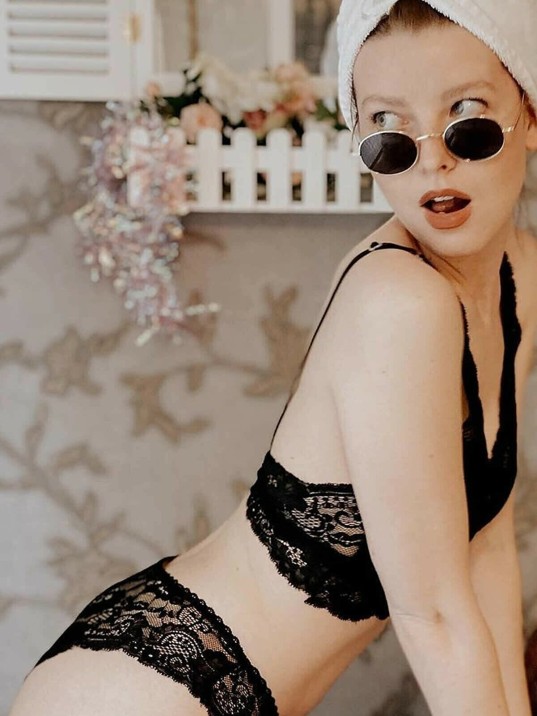 Kadın Siyah Kapsız Şık Sütyen Külot Takımı – Modern, Konforlu Ve Günlük Kombinlere Uygun Kadın Siyah Kapsız Şık Sütyen Külot Takımı – Modern, Konforlu Ve Günlük Kombinlere Uygun