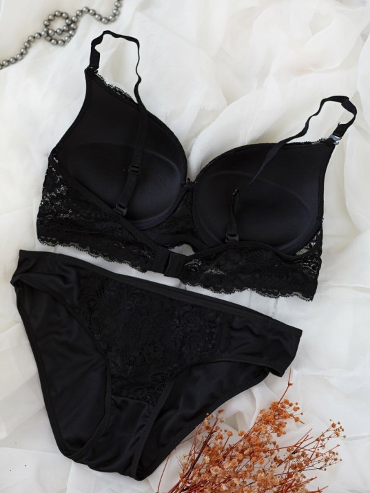 Kadın Siyah Dolgulu Dantel Sütyen Ve Külot Takım – Modern, Konforlu Ve Günlük Kombinlere Uygun
