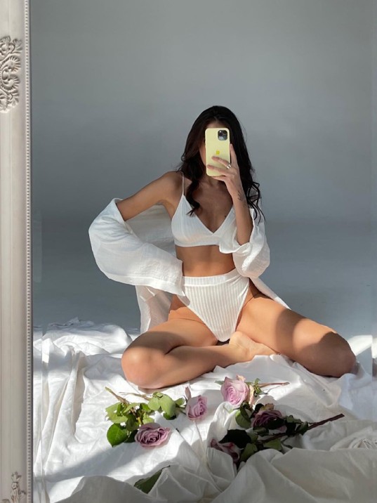 Kadın Beyaz Yüksek Bel Dolgusuz Slip Takım – Modern, Konforlu ve Günlük Kombinlere Uygun Kadın Beyaz Yüksek Bel Dolgusuz Slip Takım – Modern, Konforlu ve Günlük Kombinlere Uygun