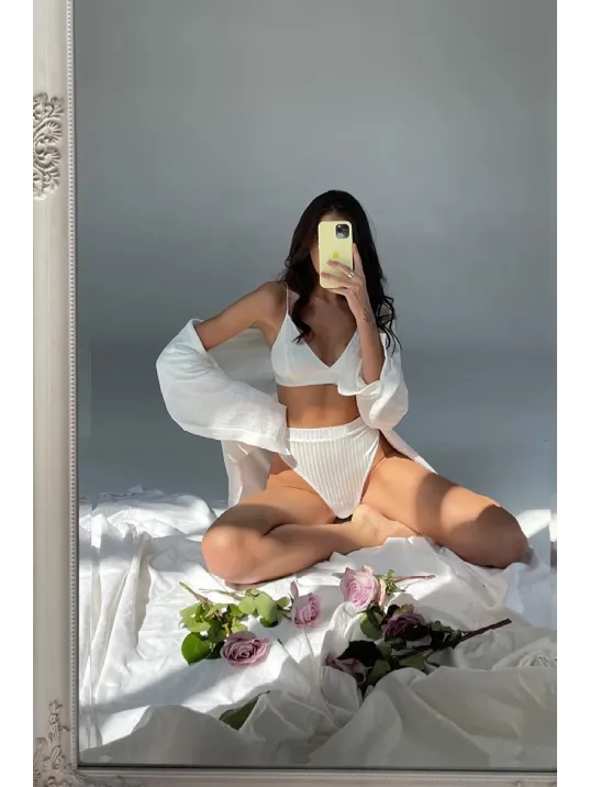 Kadın Beyaz Yüksek Bel Dolgusuz Slip Takım – Modern, Konforlu Ve Günlük Kombinlere Uygun