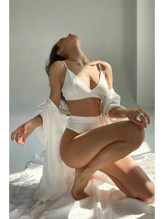 Kadın Beyaz Yüksek Bel Dolgusuz Slip Takım – Modern, Konforlu Ve Günlük Kombinlere Uygun