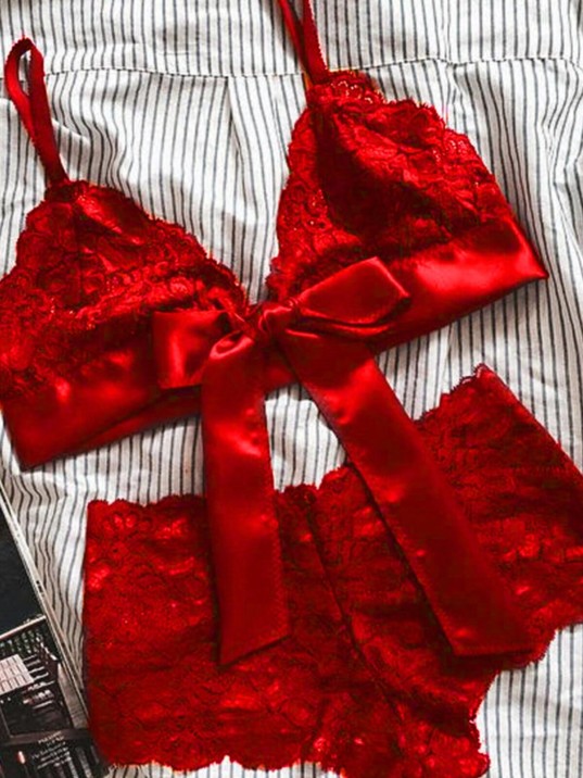 Kadın Kırmızı Dantelli & Kurdelalı Sütyen Külot Takımı – Modern, Konforlu Ve Günlük Kombinlere Uygun Kadın Kırmızı Dantelli & Kurdelalı Sütyen Külot Takımı – Modern, Konforlu Ve Günlük Kombinlere Uygun