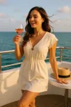 Kadın Beyaz Yanları Yırtmaçlı Tokalı V Yaka Mini Plaj Elbisesi – Şık, Rahat Ve 4 Mevsim Kullanıma Uygun
