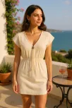 Kadın Beyaz Yanları Yırtmaçlı Tokalı V Yaka Mini Plaj Elbisesi – Şık, Rahat Ve 4 Mevsim Kullanıma Uygun