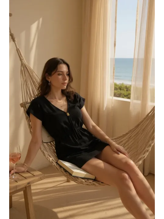 Kadın Siyah Yanları Yırtmaçlı Tokalı V Yaka Mini Plaj Elbisesi – Şık, Rahat Ve 4 Mevsim Kullanıma Uygun