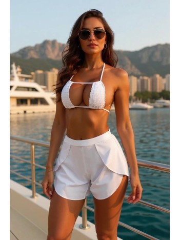 Kadın Beyaz Yırtmaçlı Etek Görünümlü Şık Deniz Şortu – Modern ve Şık Tasarım