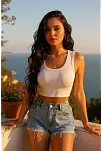 Kadın Beyaz Kare Yaka Crop Top Bluz – Şık, Rahat Ve Kolay Kombinlenebilir