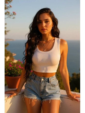 Kadın Beyaz Kare Yaka Crop Top Bluz – Şık, Rahat Ve Kolay Kombinlenebilir