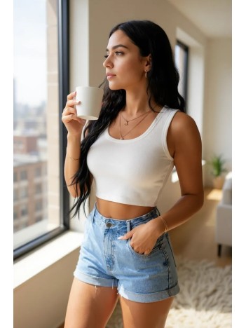 Kadın Beyaz Kare Yaka Crop Top Bluz – Şık, Rahat ve Kolay Kombinlenebilir