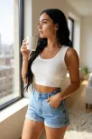 Kadın Beyaz Kare Yaka Crop Top Bluz – Şık, Rahat Ve Kolay Kombinlenebilir