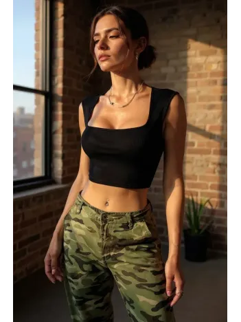 Kadın Siyah Kare Yaka Kalınlaşan Omuz Detaylı Crop Top Bluz Kadın Siyah Kare Yaka Kalınlaşan Omuz Detaylı Crop Top Bluz