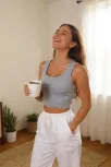 Kadın Gri Kare Yaka Crop Top Bluz – Şık, Rahat Ve Kolay Kombinlenebilir