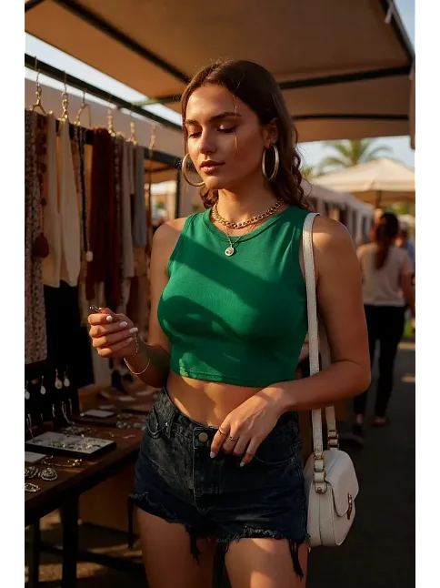 Kadın Yeşil Kare Yaka Crop Top Bluz – Şık, Rahat Ve Kolay Kombinlenebilir