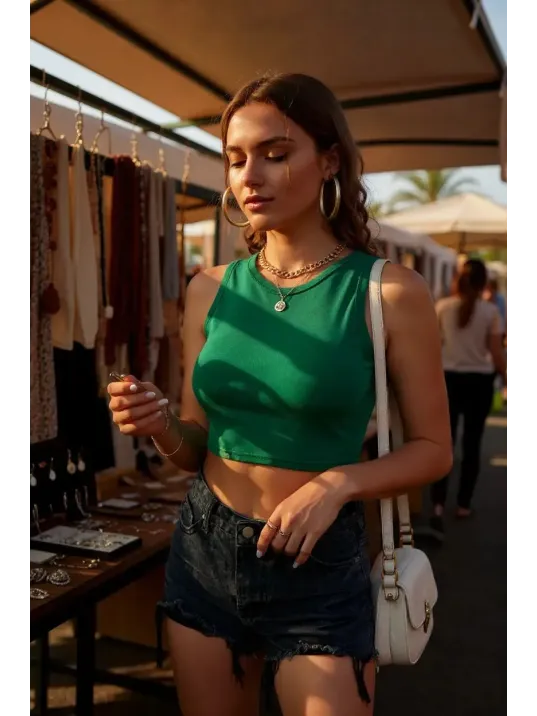 Kadın Yeşil Kare Yaka Crop Top Bluz – Şık, Rahat Ve Kolay Kombinlenebilir