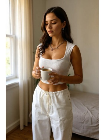 Kadın Beyaz Kare Yaka Kalınlaşan Omuz Detaylı Crop Top Bluz – Şık, Rahat ve Kolay Kombinlenebilir