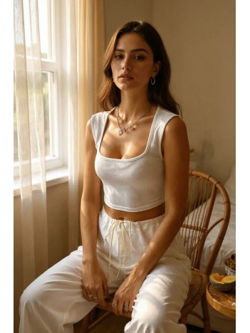 Kadın Beyaz Kare Yaka Kalınlaşan Omuz Detaylı Crop Top Bluz – Şık, Rahat ve Kolay Kombinlenebilir