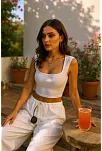 Kadın Beyaz Kare Yaka Kalınlaşan Omuz Detaylı Crop Top Bluz – Şık, Rahat Ve Kolay Kombinlenebilir