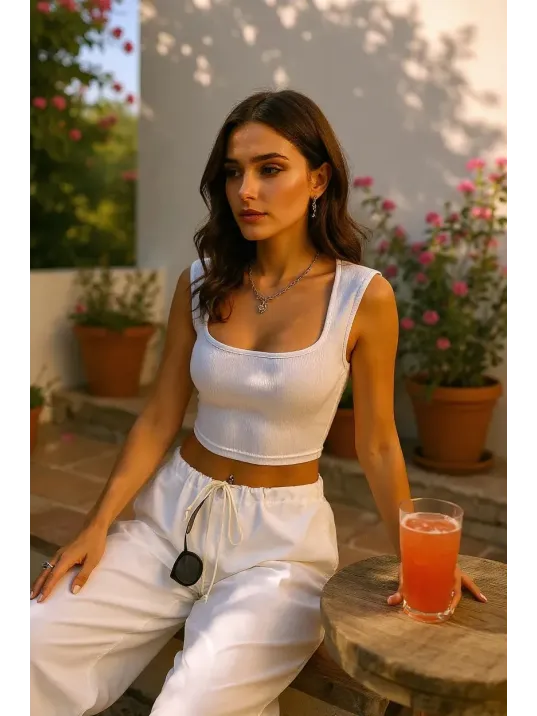 Kadın Beyaz Kare Yaka Kalınlaşan Omuz Detaylı Crop Top Bluz – Şık, Rahat Ve Kolay Kombinlenebilir
