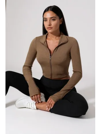 Kadın Kahverengi Uzun Kol Fermuarlı Parmak Geçme Detaylı Dik Yaka Crop Top Bluz – Şık, Rahat Ve Kolay Kombinlenebilir Kadın Kahverengi Uzun Kol Fermuarlı Parmak Geçme Detaylı Dik Yaka Crop Top Bluz – Şık, Rahat Ve Kolay Kombinlenebilir