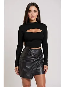 Kadın Siyah Göğüs Dekolteli Uzun Kollu Cut Out Crop Top Bluz – Şık, Rahat Ve Kolay Kombinlenebilir