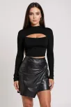 Kadın Siyah Göğüs Dekolteli Uzun Kollu Cut Out Crop Top Bluz – Şık, Rahat Ve Kolay Kombinlenebilir
