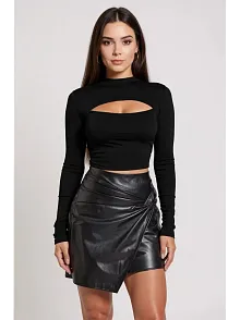 Kadın Siyah Göğüs Dekolteli Uzun Kollu Cut Out Crop Top Bluz – Şık, Rahat Ve Kolay Kombinlenebilir