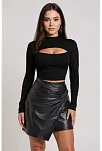 Kadın Siyah Göğüs Dekolteli Uzun Kollu Cut Out Crop Top Bluz – Şık, Rahat Ve Kolay Kombinlenebilir