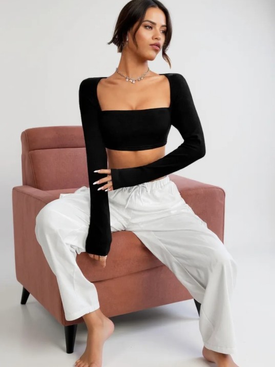 Kadın Siyah Uzun Kol Göğüs Ve Sırt Dekolteli Crop Top Bluz – Şık, Rahat Ve Kolay Kombinlenebilir